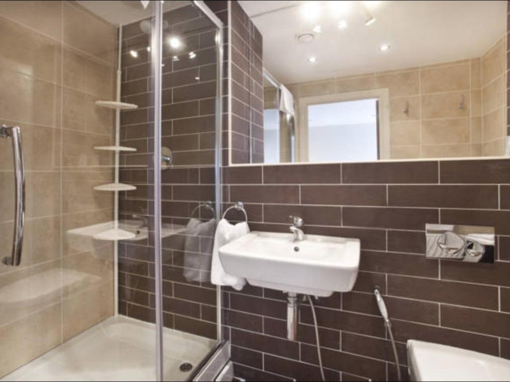 Churchill Two Bedroom Apartments With Free Parking And The Minster View *